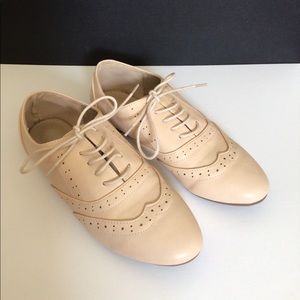 Nude-colored Oxford flats